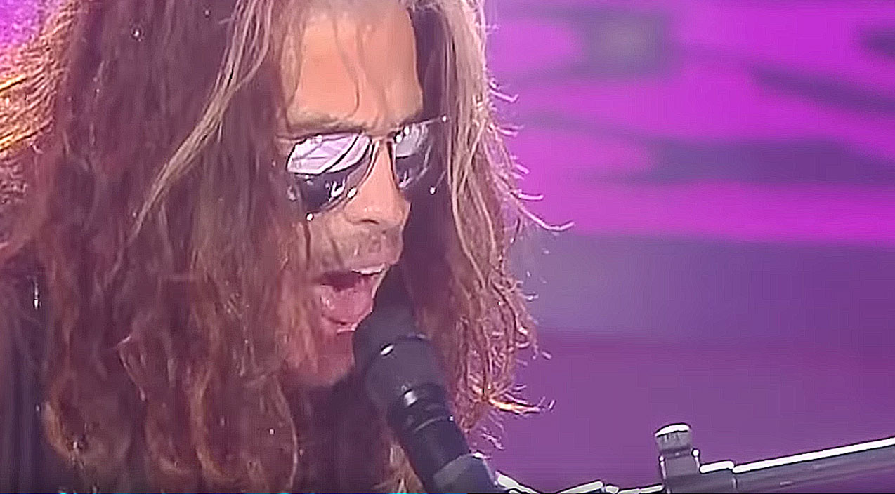 Steven Tyler Halts Concert To Pay Powerful “Dream On” Tribute To Late