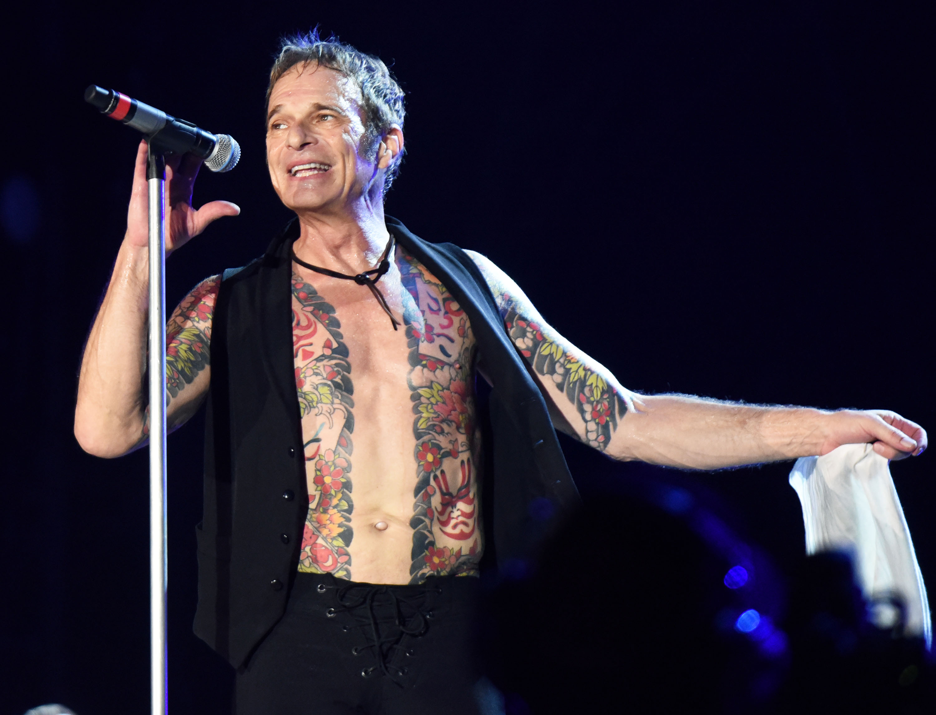 Here’s How You Can Become David Lee Roth… According To Him